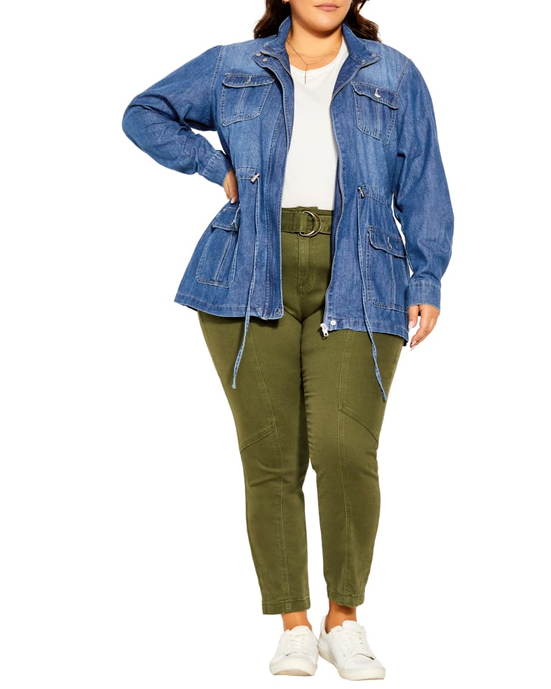 Front of a model wearing a size XXS Evelyn Denim Jacket in Mid Denim by City Chic. | dia_product_style_image_id:234393
